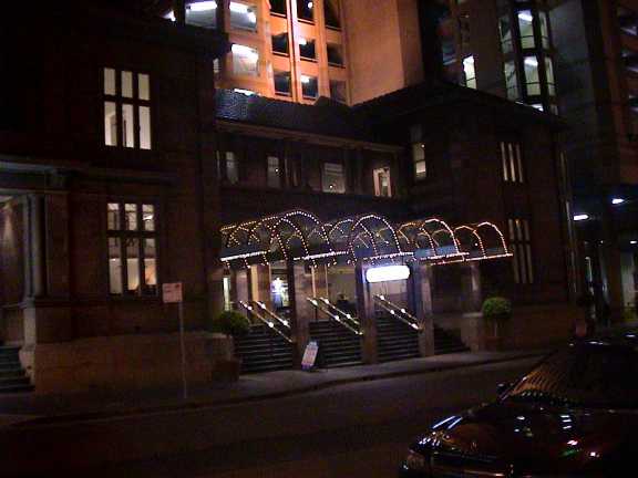 Carlton Crest hotel di notte