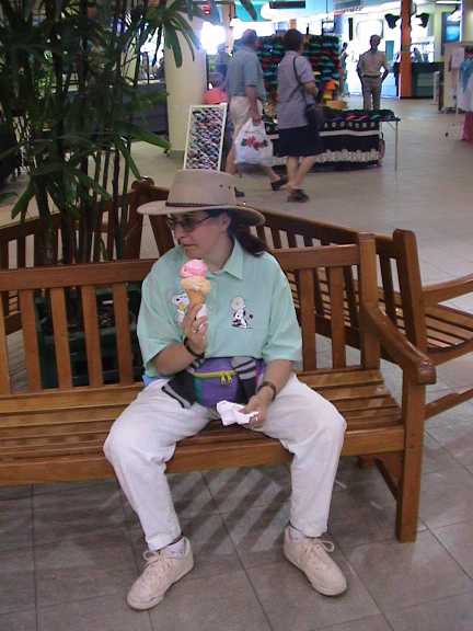 Claudia con gelato gigante