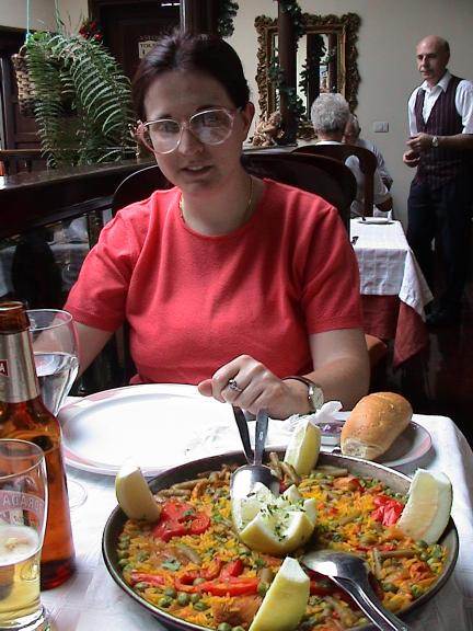 Claudia con paella
