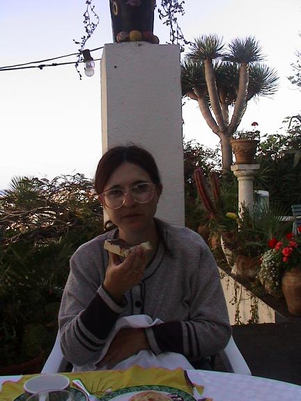 Claudia a colazione alla Pension Dilani