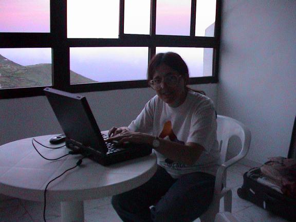 Claudia al lavoro sul portatile