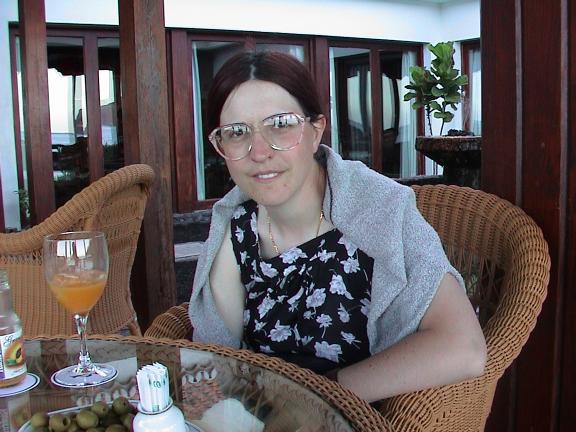 Claudia seduta al bar del parador