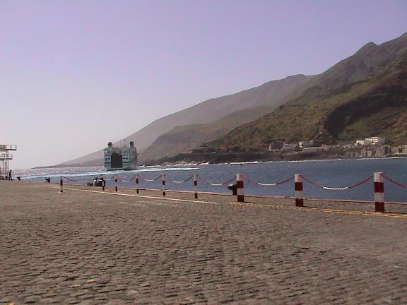 Arrivo della nave della Trasmediterranea al Puerto de La Estaca - El Hierro
